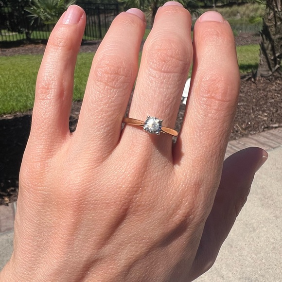 10K yellow gold 1/4 Carat T.W. Round Diamond 10 kt Solitaire Ring size 7 - Picture 5 of 14